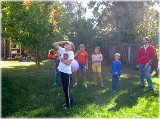 l&aacute;nyok n&eacute;zik az elsz&aacute;ll&oacute; lufikat