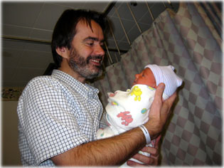 A nagyon boldog Zso legkisebb l�ny�val