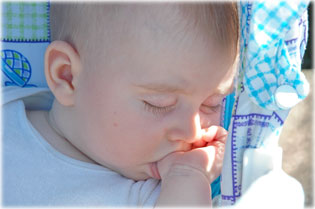 R�zi elaludt a medenc�n�l