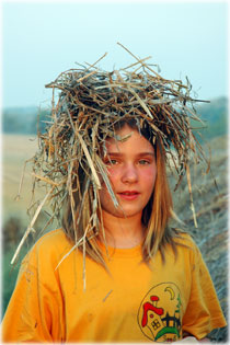 Ni a maga csin�lta szalmakalapban