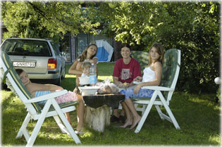 Vacsorak�sz�t�s a k�rtefa alattPreparing dinner under the big pear tree