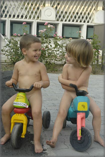 Csupasz motorosok szemb�l