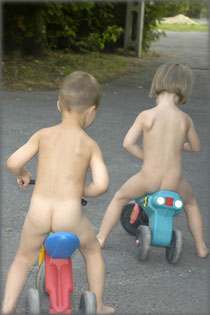 Csupasz motorosok h�tulr�l