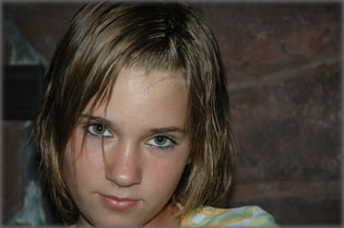 Ni kifestett szemekkel p�zol