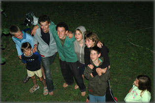 Gyerekek Andinak szeren�doznak.