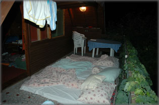 Alv�s a szabad �g alatt