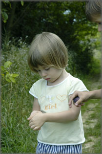 Te sz�csk�t tart a kez�ben