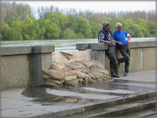 V�z csordog�l a homokzs�kok k�z�tt